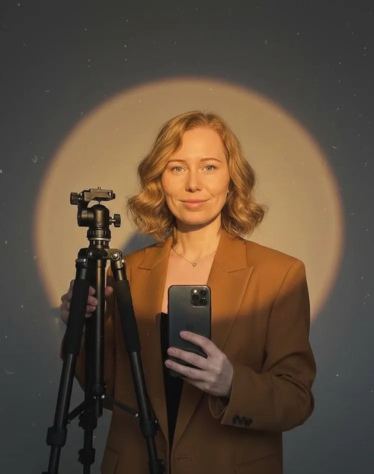 Алёна Кузнецова — фотограф и рилсмейкер из Елабуги, со штативом и телефоном