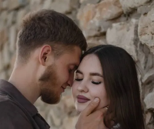 Love story: пара обнимается у каменной стены — работа Алёны Кузнецовой