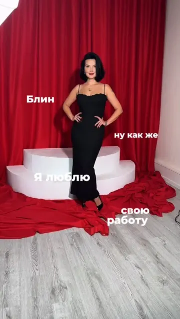 Reels: съёмка в студии с красным фоном